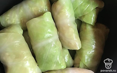 Плотно уложите голубцы в ёмкость для тушения.