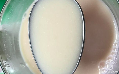 Приготовьте соус из 1 литра воды, сметаны и томатной пасты.