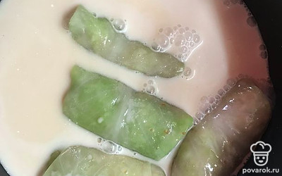 Залейте голубцы получившимся соусом и тушите под закрытой крышкой 1 час 10 минут.