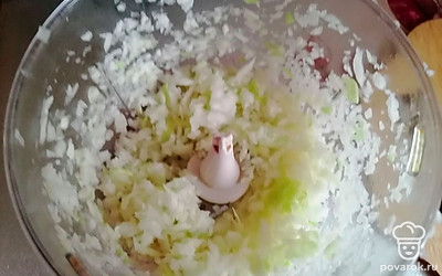 Капусту измельчить любым удобным способом.