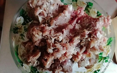 Для фарша мясо перекрутить в мясорубке,посолить и поперчить по вкусу.