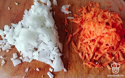 Лук и морковь очистить, лук нарезать мелко, морковь натереть на средней терке. Обжарить до полуготовности. В это время поставить вариться рис в пропорции 2:1, варить также до полуготовности.