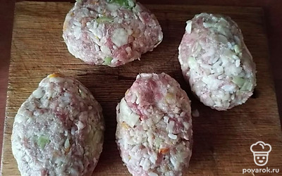 В миске смешать капусту, фарш, рис и половину лука с морковью, сформировть в виде котлет.