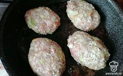 Обжарить каждый голубец на растительном масле (около 4-х минут с каждой стороны) под закрытой крышкой. Выложить голубцы в кастрюлю, сверху выложить оставшийся лук с морковью и залить томатом. Тушить голубцы на медленном огне около 20-30 минут, следить, чтобы низ не подгорал.