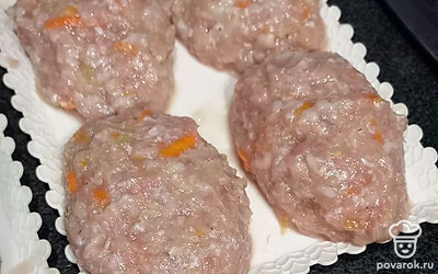 Слепить котлетки и убрать в морозилку, а можно сразу на сковородку.