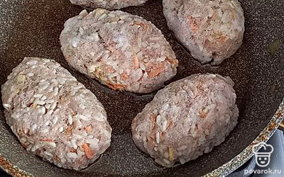 Обжарить с растительным маслом на сковороде. 