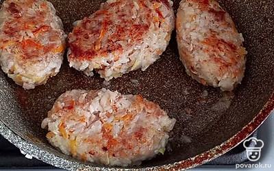 Перевернуть голубцы и обжарить с другой стороны.