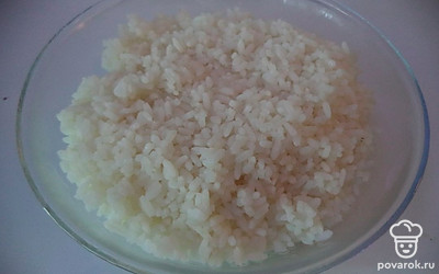 Отварить рис до полуготовности.
