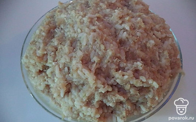 Перемешать фарш вместе с рисом. Добавить специи по желанию.