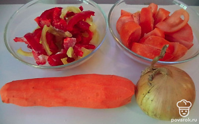 Порезать болгарский перец и помидор. Порезать морковь и лук. Нашинковать мелко.