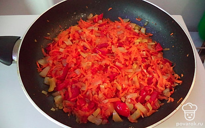 Овощи обжарить на небольшом огне в масле. 