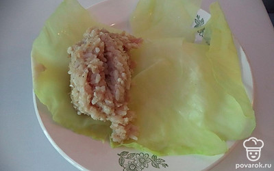 На край капустного листа положить начинку. 
