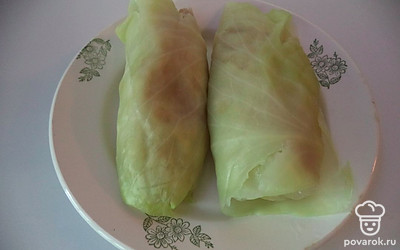 Конвертиком свернуть каждый лист с начинкой. 