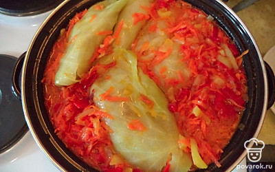 Затем в глубокой кастрюле потушить голубцы с овощами. 
