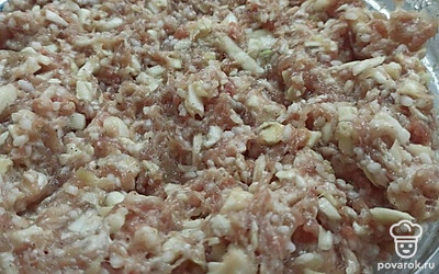 Мясной фарш смешаем с измельчённой капустой и рисом, солим по вкусу.