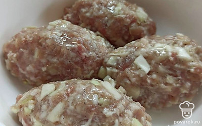 Формируем голубцы и кладем в форму, запекаем в духовке 20 минут при 180 градусах. 