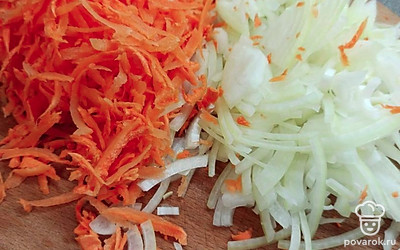 Натираем морковь, лук режем полукольцами. 
