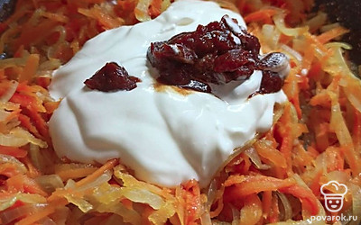 Обжариваем лук и морковь на растительном масле, добавляем сметану и томатную пасту, перемешаем и потушим пять минут.