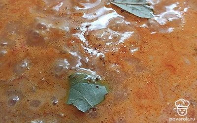 Заливаем водой и добавляем лавровый лист.