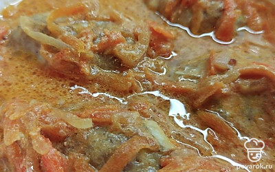 Помещаем наши голубцы ленивые в сковороду к маринаду и тушим 30 минут на слабом огне.