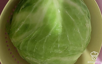 Капусту можно заморозить (2 дня в морозилке один день разморозка) я оставила на день в морозилке но этого не достаточно было и пришлось разобрать на листы и обдать кипятком.