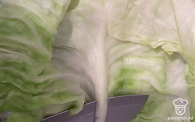 После кипятка на капусте нужно отрезать твёрдые части.