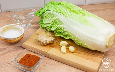 Капусту помойте. Чеснок очистите.