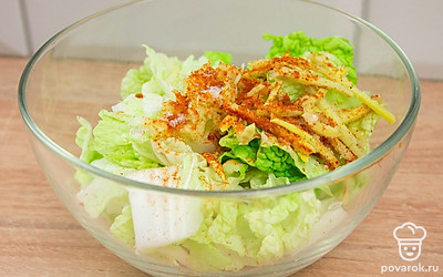 Нашинкуйте капусту на кусочки размером 3-5 см.