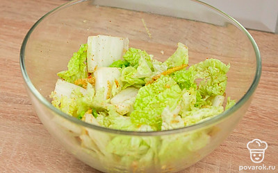 Тщательно и с силой перемешайте руками.