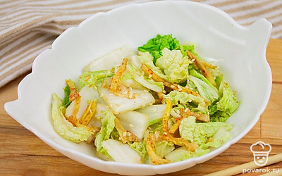 Блюдо готово! Подавайте охлажденным. Украсьте кимчи семенами кунжута. Блюдо отлично подойдет как гарнир к мясу или рыбе, так и в качестве самостоятельного блюда. Приятного аппетита!