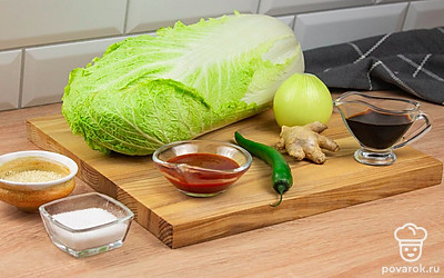 Выложите все ингредиенты для начинки. Промойте пекинскую капусту и перец.