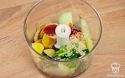 Нарежьте лук кубиками, перец, имбирь. Поместите в блендер и смешайте с соевым и перечным соусом, кунжутом, солью.