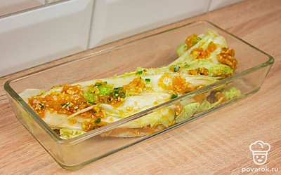 Каждый лист пекинской капусты намажьте подготовленной заправкой, уложите капусту в подходящую емкость и оставьте на сутки в тепле, чтобы промариновалась.