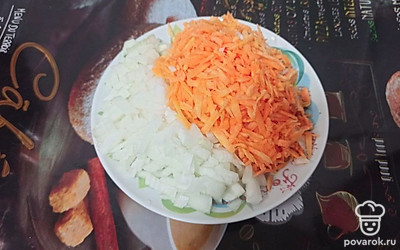 Лук нарежем мелким кубиком. Морковку натрём на средней тёрке.