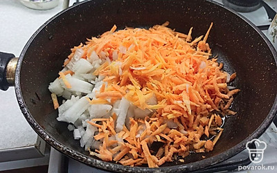 Подготовленные овощи выкладываем в сковородку.