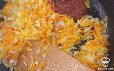 Добавляем растительное масло и томатную пасту. Закрываем крышкой и тушим пять минут на медленном огне. 