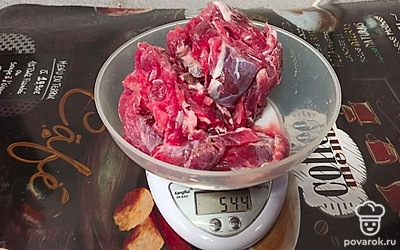 Готовим начинку. Берём мясо, поровну говядины и свинины.