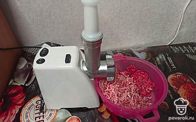 Перекручиваем мясо на мясорубке.