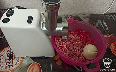 Подготовим лук для фарша.