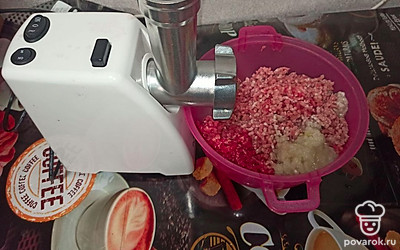 Пропустим его через мясорубку, добавим в фарш.