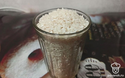 Приготовим рис к нашей начинке. Берём стакан риса.