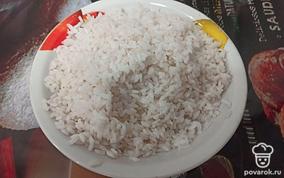 Засыпаем в кастрюлю с кипящей водой. Отвариваем до полуготовности. Промываем.
