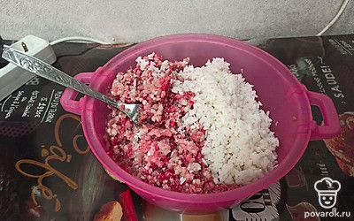 Добавляем рис к нашему фаршу.