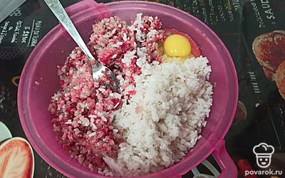 Туда же добавляем одно яйцо.