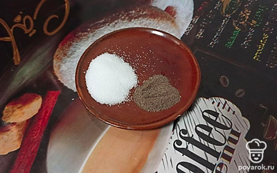 Приготовим специи для фарша.