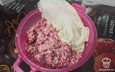 Очень хорошо вымешиваем нашу начинку.