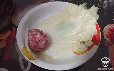 На край листика кладём небольшой (примерно 70г) шарик начинки.