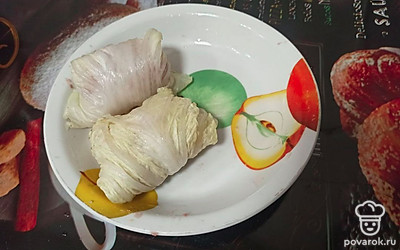 Скручиваем и поджимаем по бокам.