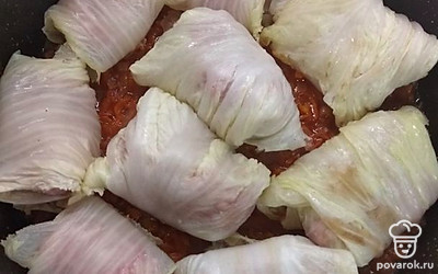 Сверху на тушёные овощи выкладываем наши голубцы. 