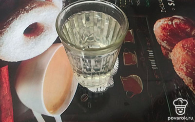 Добавляем стакан воды. Закрываем крышкой и тушим 30минут.